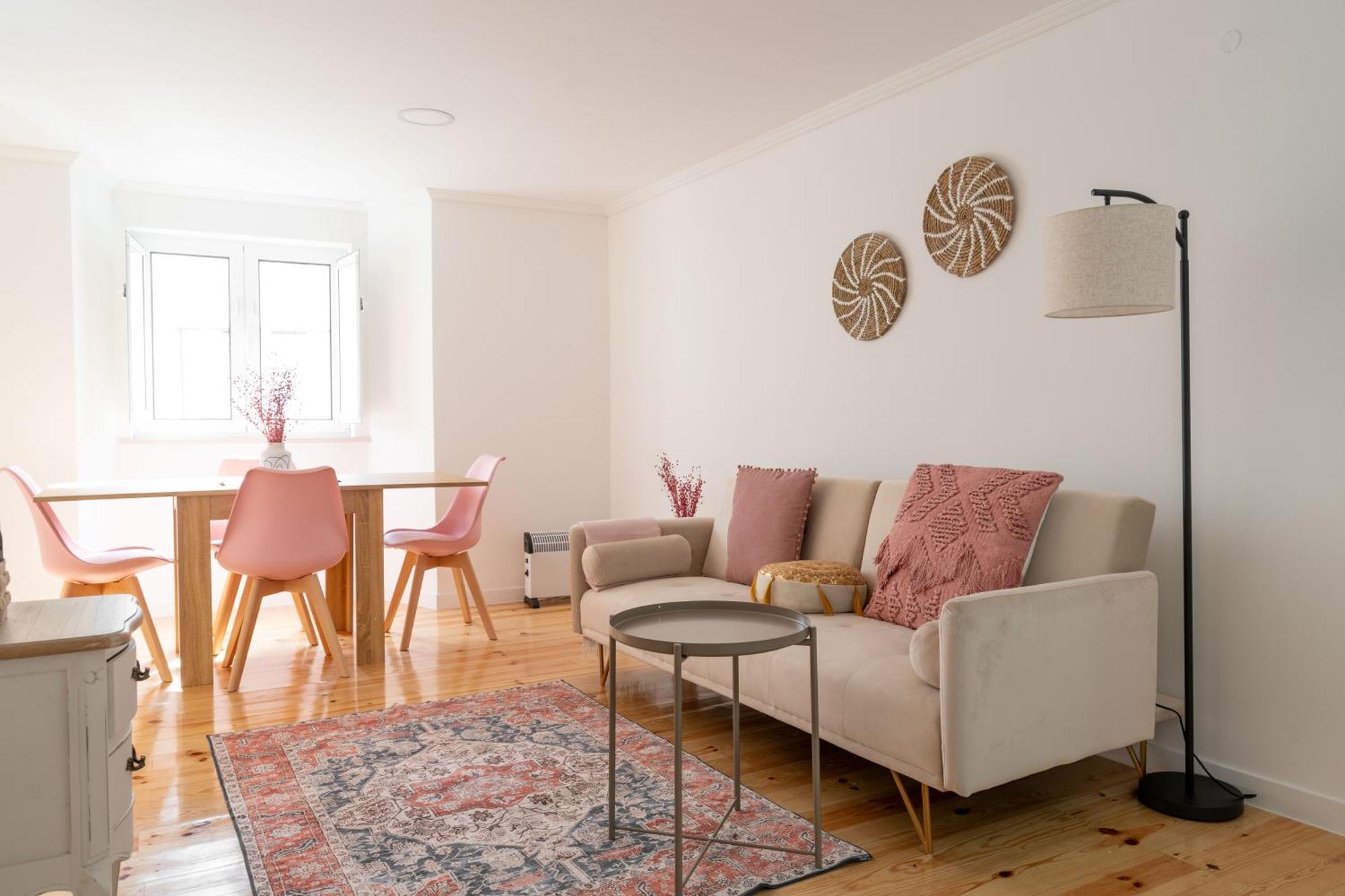 Cozy Bohemian Flat- Berry * Lisbon